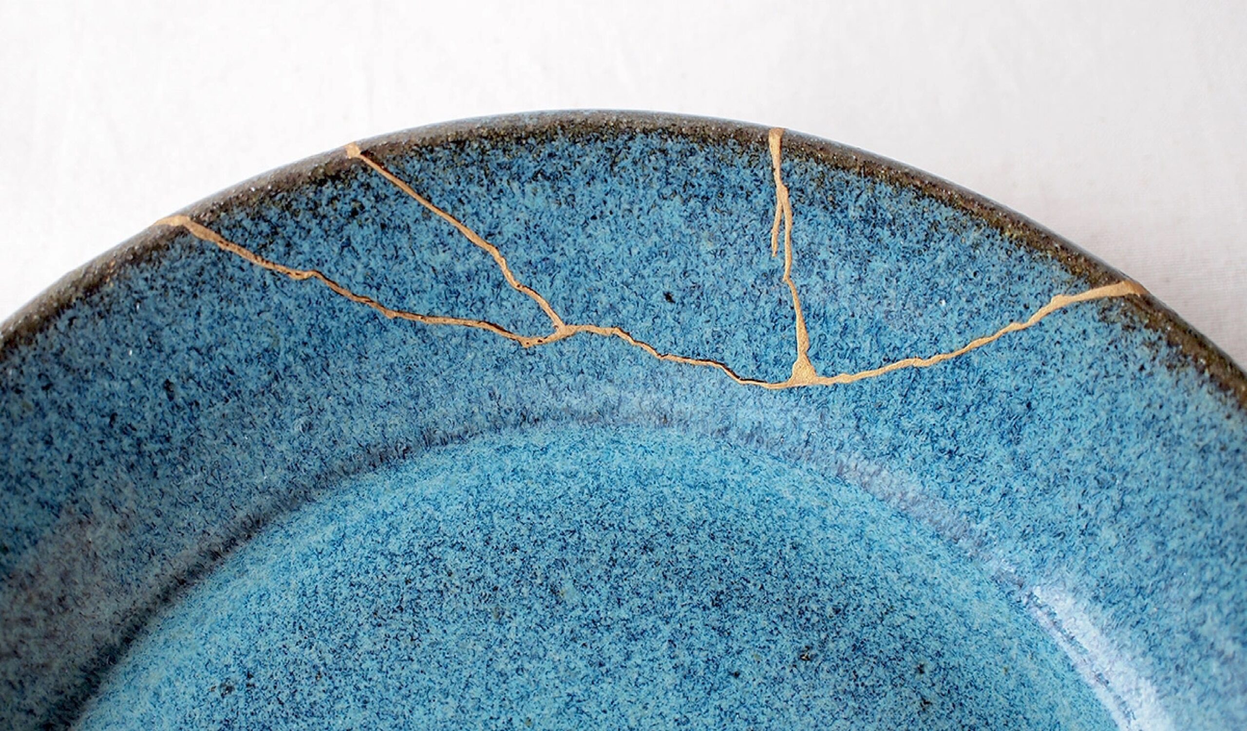 金継ぎされた皿の画像。心の傷も新しい価値を生むという象徴。